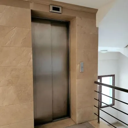 Size Ozel Havuzlu Otoparkli Ev
